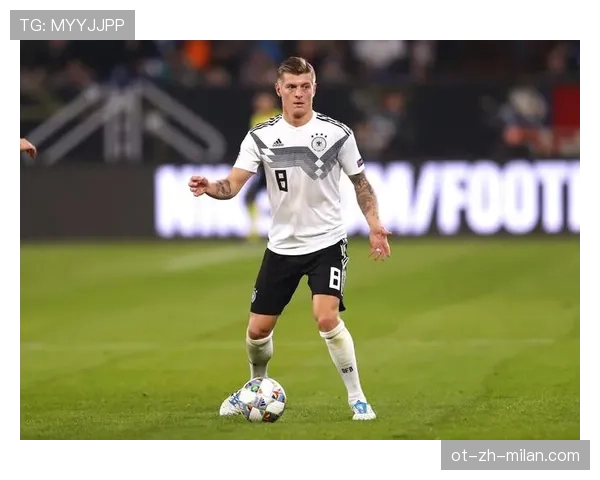 克罗斯连续关键战主导出球，对比新援中场更稳控节奏